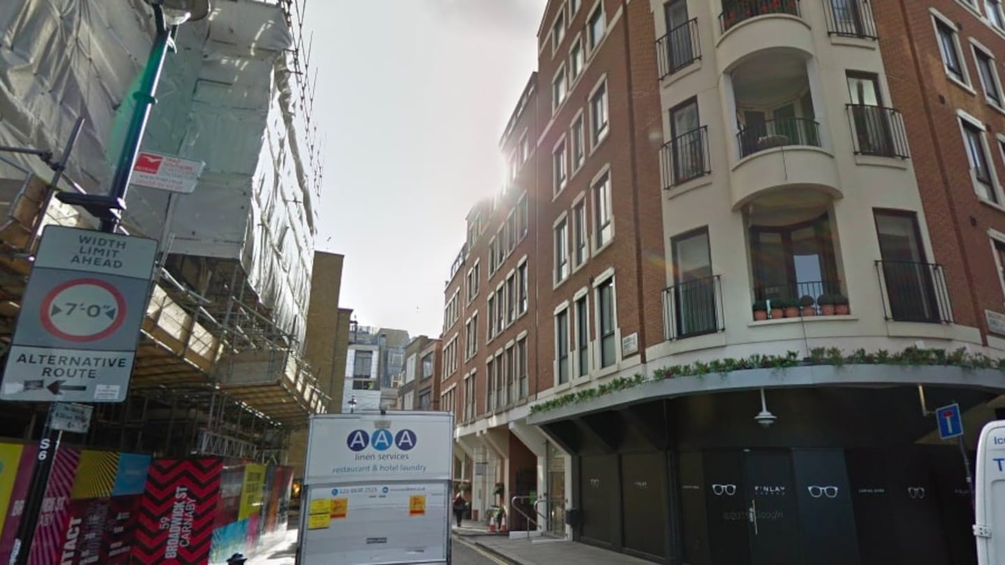 Londra, terrore in centro: uomo accoltellato vicino il Ministero