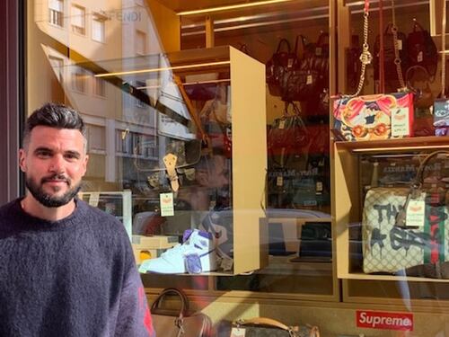 Lo strano cliente, la Vespa sparita: il giallo del furto