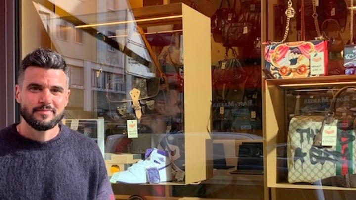 Lo strano cliente, la Vespa sparita: il giallo del furto