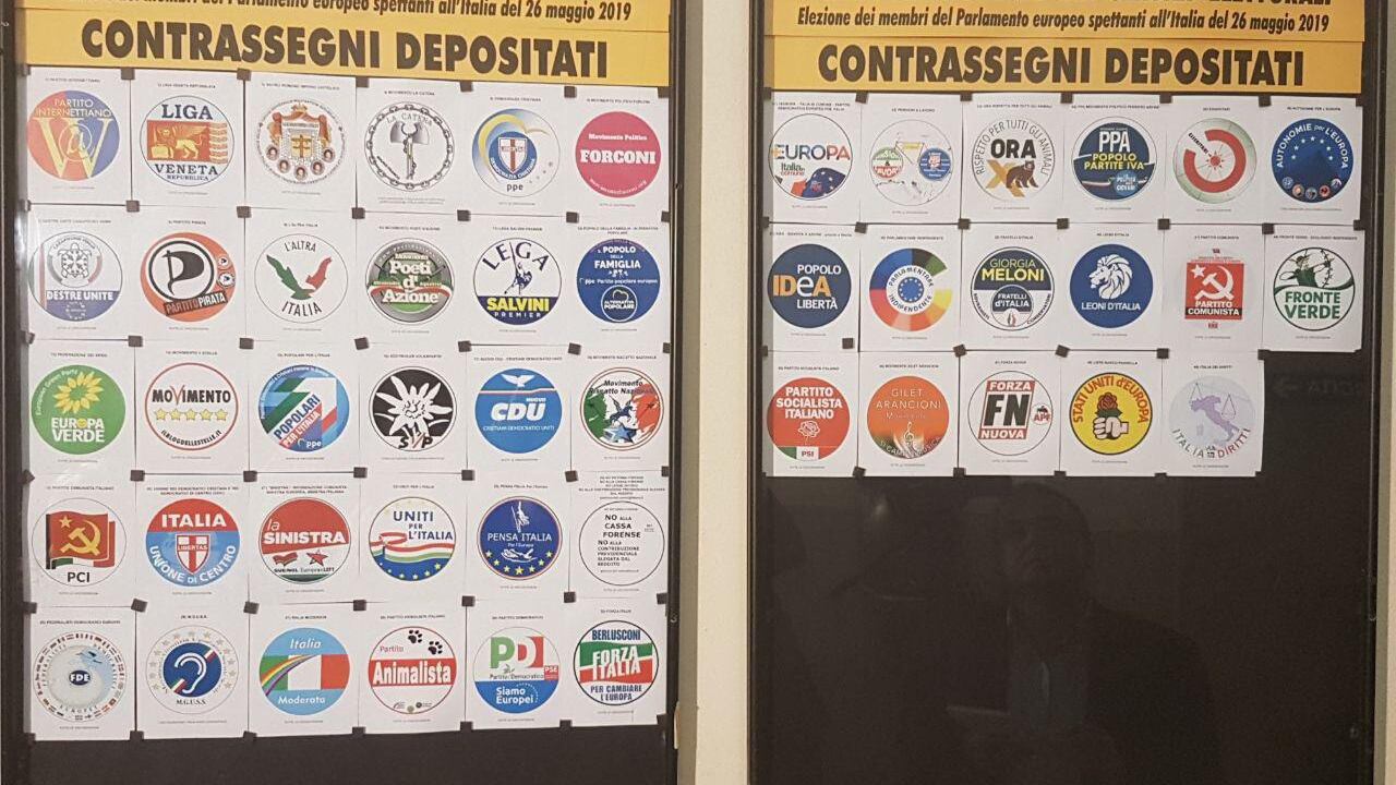 Europee, tutti i simboli: ci sono pure i "gilet arancioni"