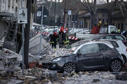 Roma, crollano tre piani di un palazzo 18