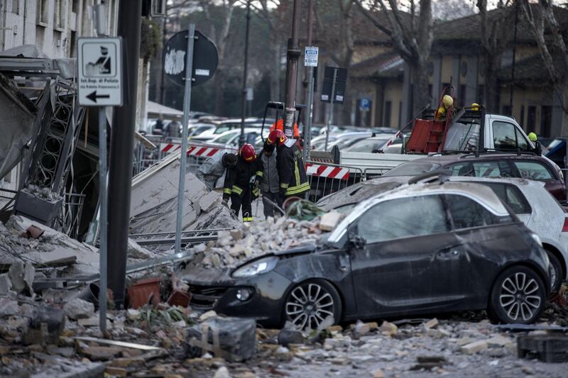 Roma, crollano tre piani di un palazzo 18