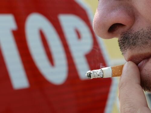 "C'è il virus, fumo vietato all'aperto". Ma lo studio smonta i "proibizionisti"