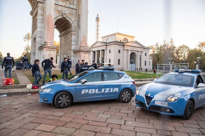 Gli eco-vandali di Ultima Generazione imbrattano l'Arco della Pace 4