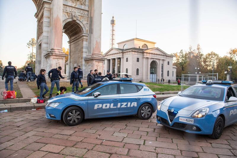 Gli eco-vandali di Ultima Generazione imbrattano l'Arco della Pace 4