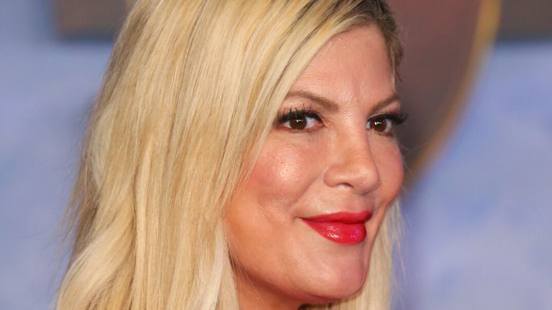 Video chat a pagamento per i fan di Tori Spelling. Bufera sull’attrice di Beverly Hills