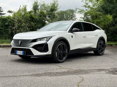 Peugeot 408 Hybrid 225: guarda la gallery del crossover francese (anche) plug-in 2