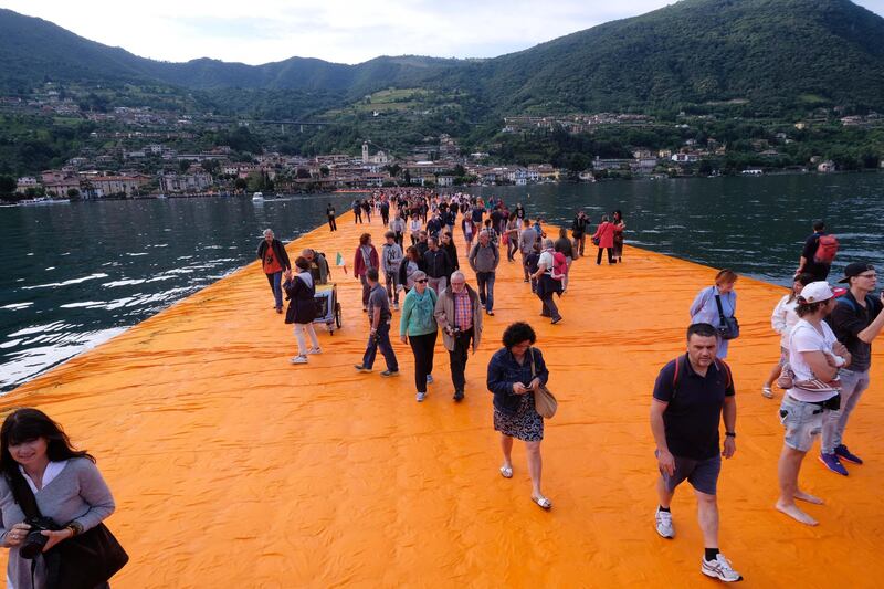 La passerella dorata di Christo che fa camminare sulle acque 6