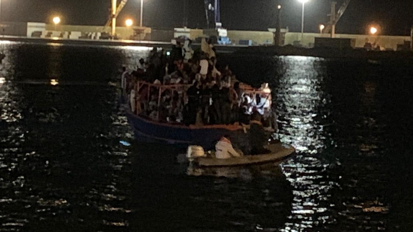 Malta ci spedisce 264 migranti A Pozzallo il barcone respinto