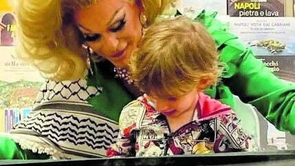 C'è pure la drag queen "antifa". Lezione ai bimbi di dieci anni su "inclusività" e Palestina