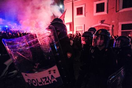 Scontri tra studenti e polizia davanti alla Camera 2