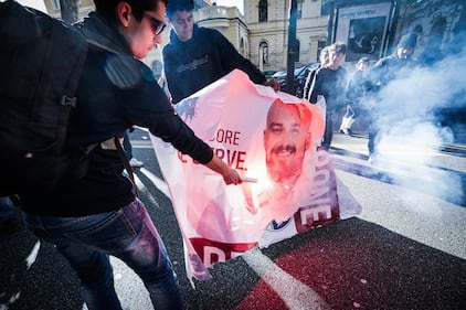 Manifesti elettorali del centrodestra bruciati e roghi lungo il corteo degli studenti a Torino 5