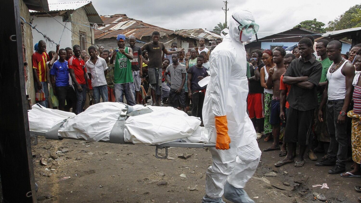 Africa, esplode il razzismo tra fratelli: "Hai la pelle più scura e porti l'ebola"