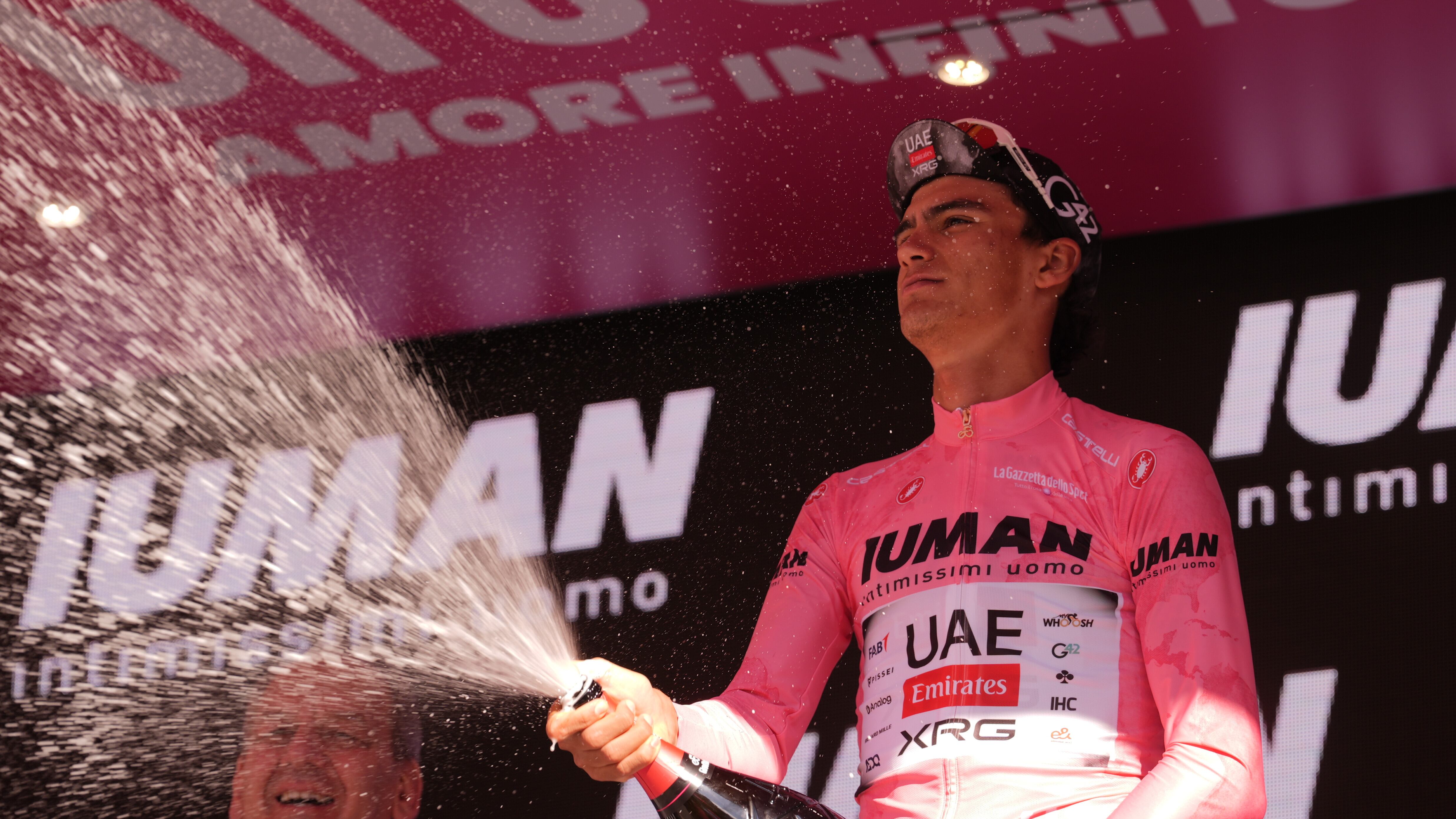 Van Aert vince il "palio" di Siena, Del Toro primo messicano in rosa