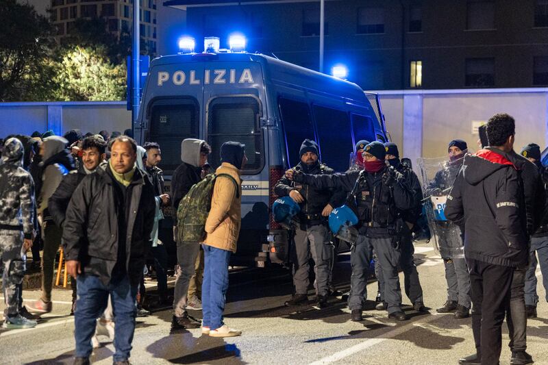 Disordini in via Cagni a Milano: cariche della polizia per disperdere i violent 1