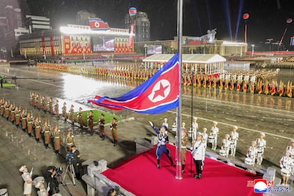 Missli e nuove armi: le foto della super parata militare nordcoreana 5