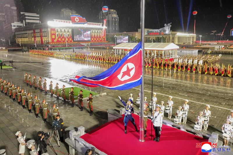Missli e nuove armi: le foto della super parata militare nordcoreana 5
