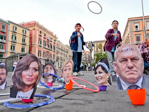 "Acchiappa il ministro": il 'gioco' degli studenti contro il governo Meloni