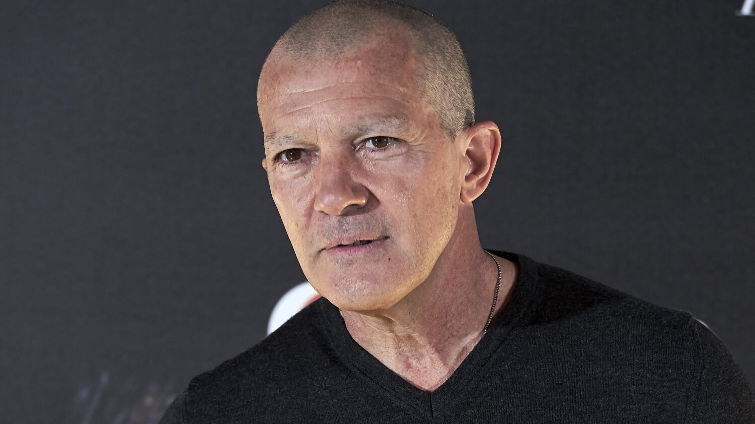 Antonio Banderas, testa rasata e tonaca bianca alla processione