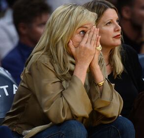 Sharon Stone, il seno sfugge dal costume 17