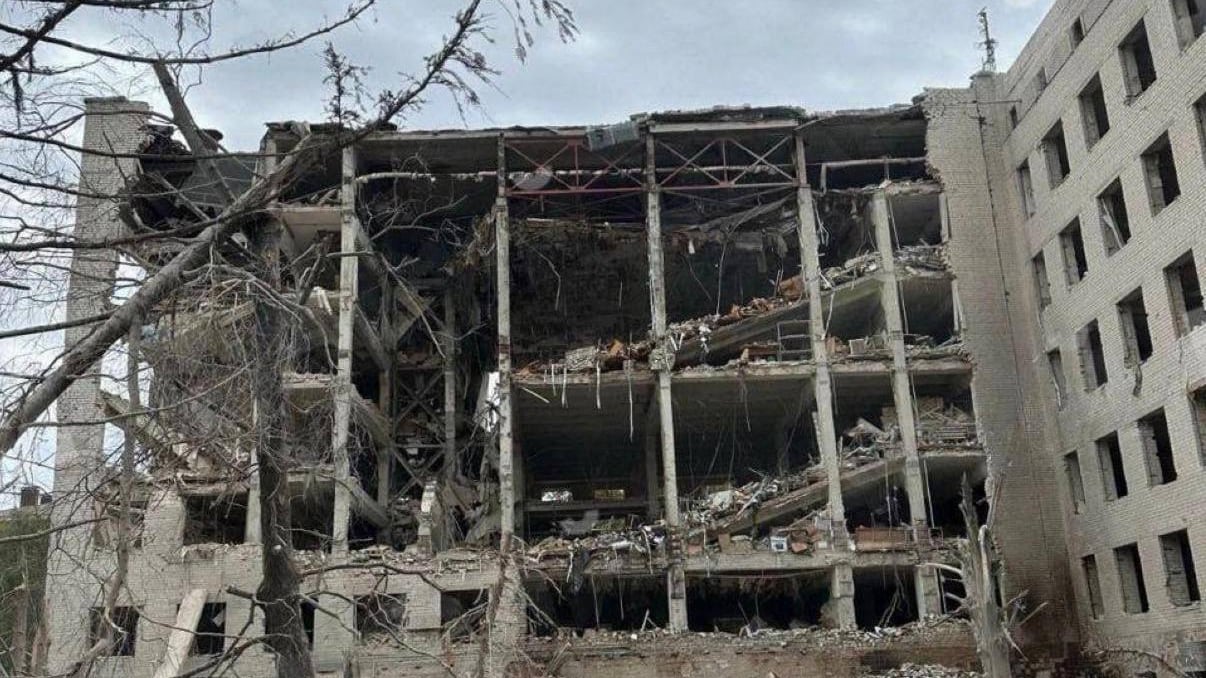 "Puniremo gli scarti umani russi". Missili di Mosca su Poltava: colpita una scuola e un ospedale, oltre 50 morti