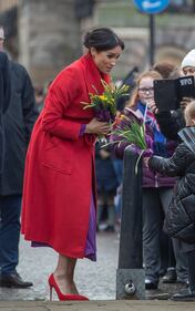 Meghan Markle in rosso per un poeta: foto 9