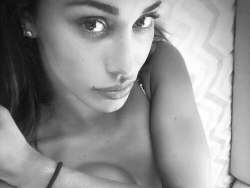 Belen pubblica una foto, ma il ritocco con Photoshop è disastroso