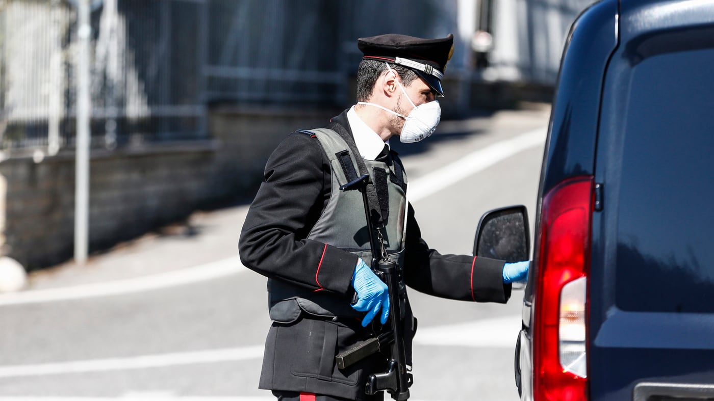 Udine, pakistano aggredisce i carabinieri e sputa in faccia a un militare