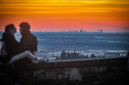 Il vento spazza via nubi e smog: da Bergamo si vede lo skyline di Milano 18