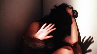 Insultata e aggredita dal compagno commercialista