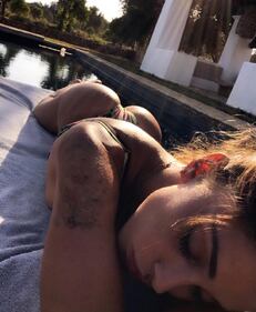 Belen Rodriguez, sexy nerd in spiaggia 9