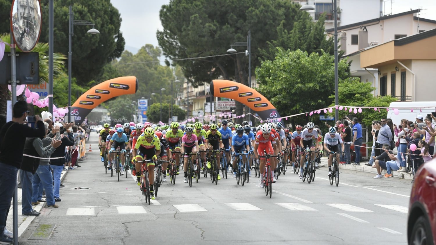 Giro d'Italia, Viviani cala il tris e vince la tredicesima tappa