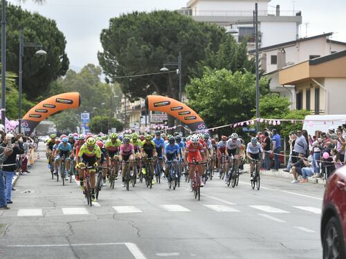 Giro d'Italia, Viviani cala il tris e vince la tredicesima tappa