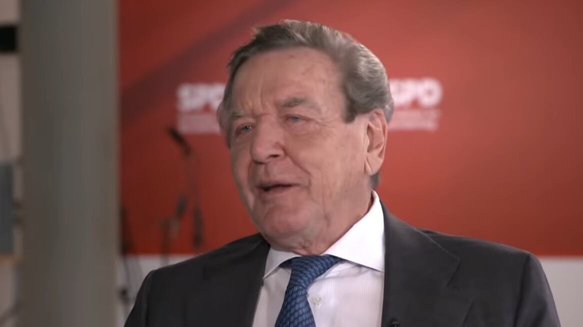 "Non si può isolare la Russia": Schroeder resta dalla parte di Putin