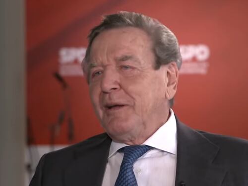 "Non si può isolare la Russia": Schroeder resta dalla parte di Putin