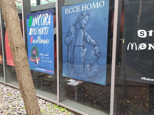 Manifesto choc al Macro, Gesù ha un'erezione davanti a un bimbo