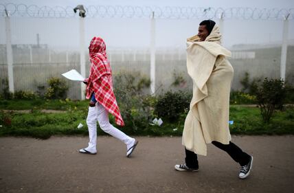 MIgranti costretti a lasciare il campo profughi di Calais 7