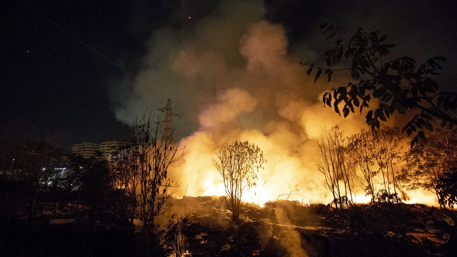 La Raggi attacca: "Rogo? Atto criminale" e intanto le fiamme non si fermano