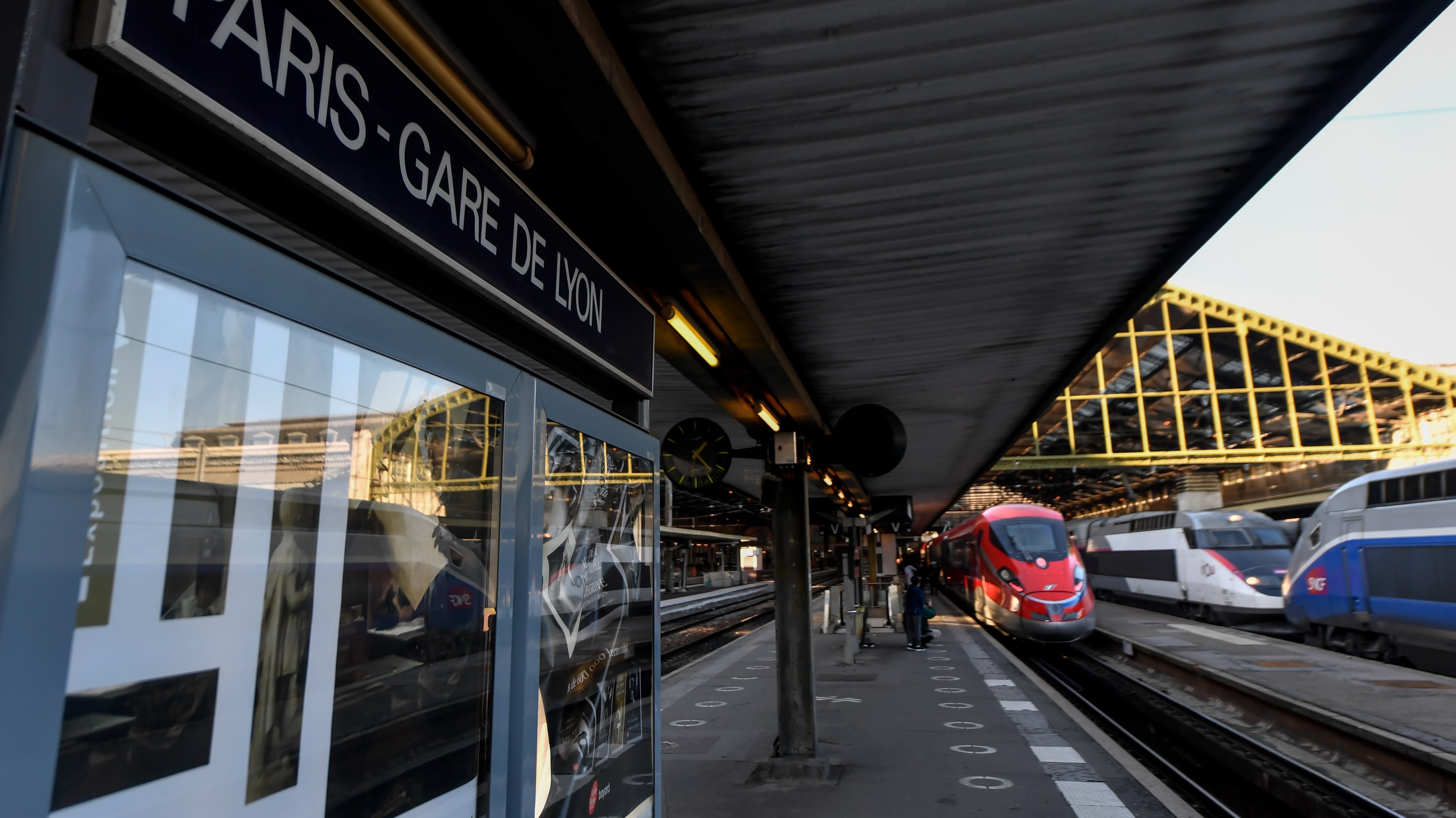 Vietato scrivere "signora" e "signor" nei moduli. La Corte Ue bacchetta la Francia