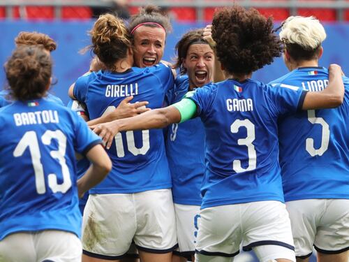 La clausola delle calciatrici australiane che sfotteva l'Italia