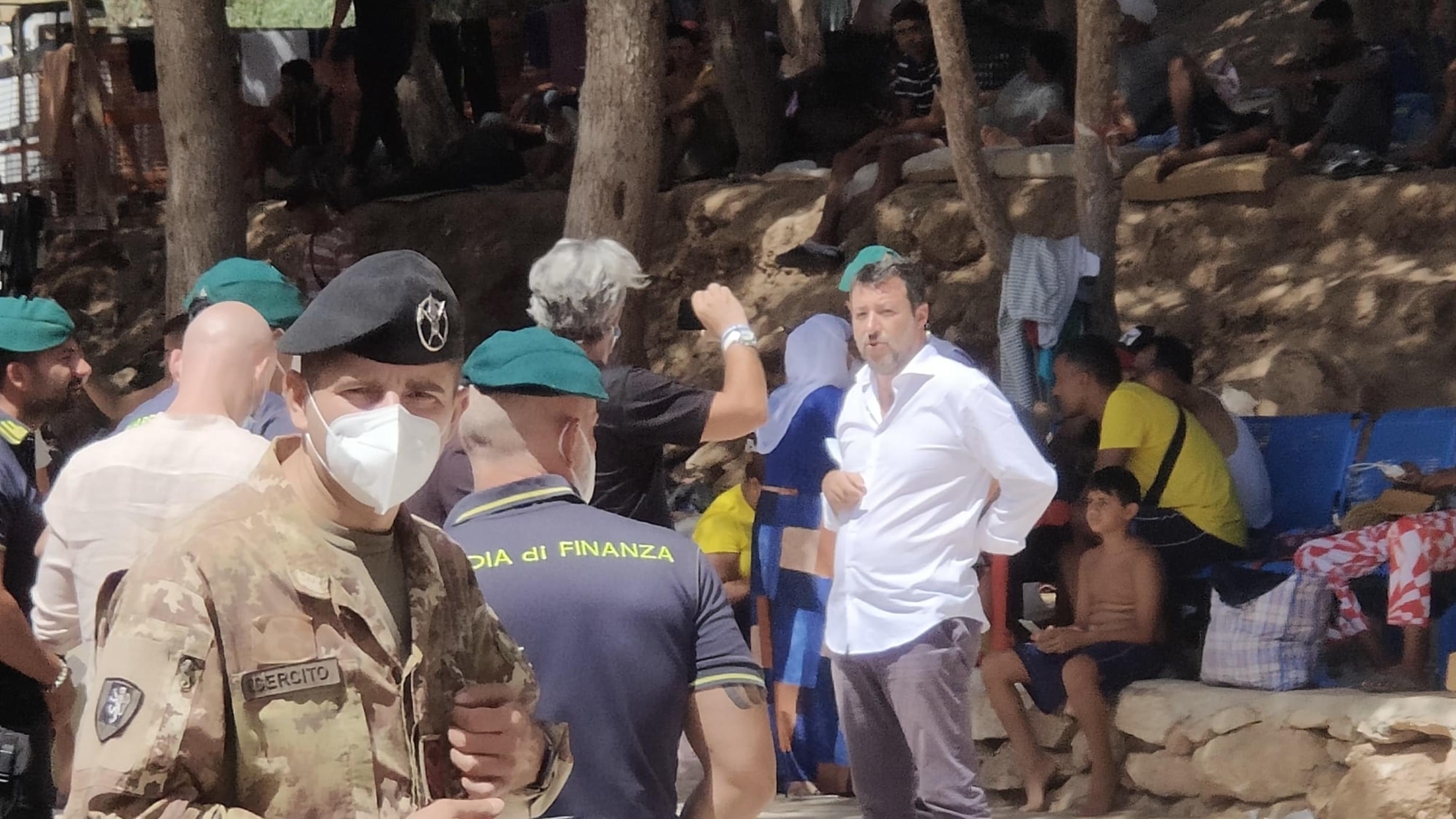 Blitz di Salvini nell'hotspot dei migranti: "Business indegno di un Paese civile"