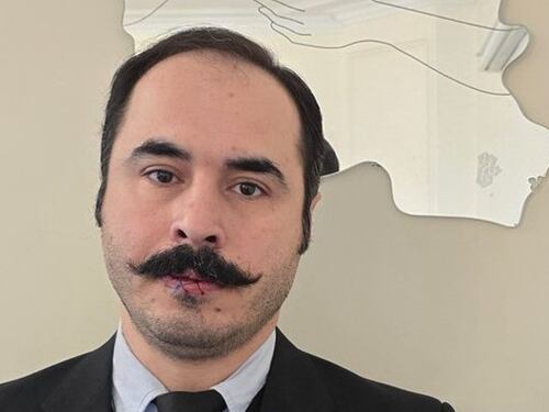 "Non piegate la testa": l'attivista iraniano si cuce le labbra in segno di protesta