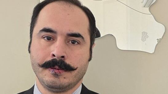 "Non piegate la testa": l'attivista iraniano si cuce le labbra in segno di protesta