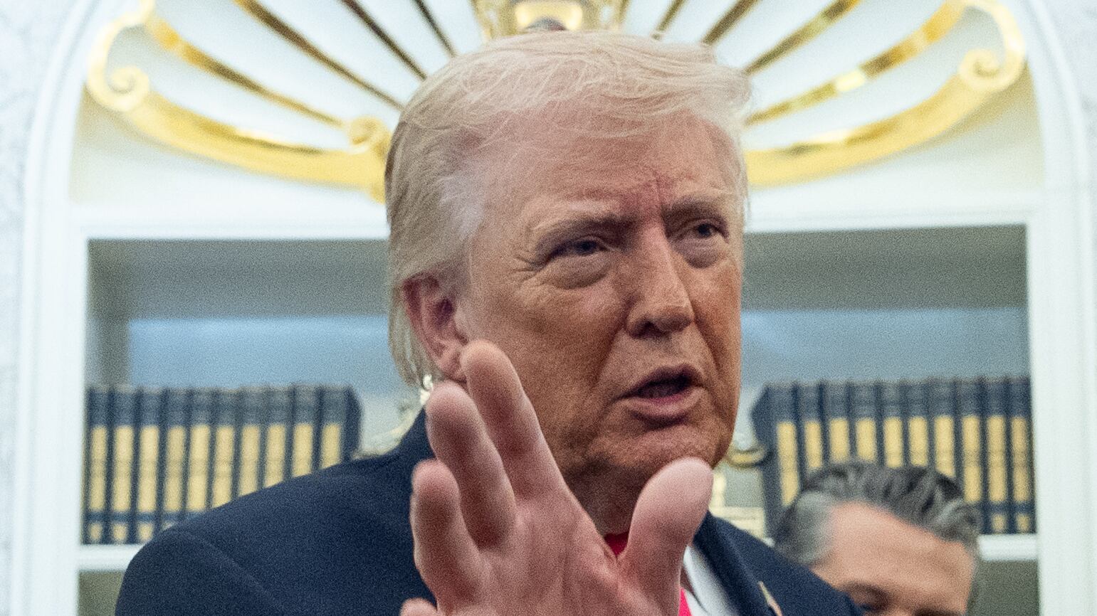 Via al negoziato in Pakistan. E Trump: "Vinta la guerra"