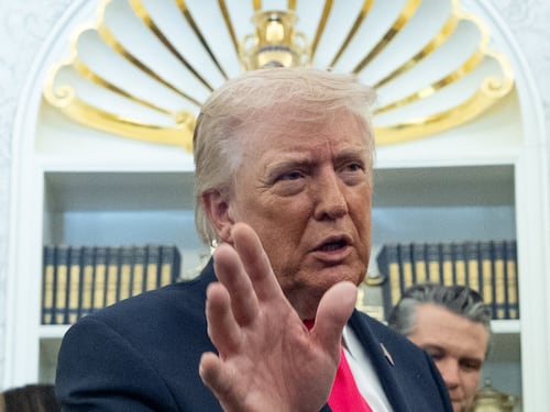 Via al negoziato in Pakistan. E Trump: "Vinta la guerra"