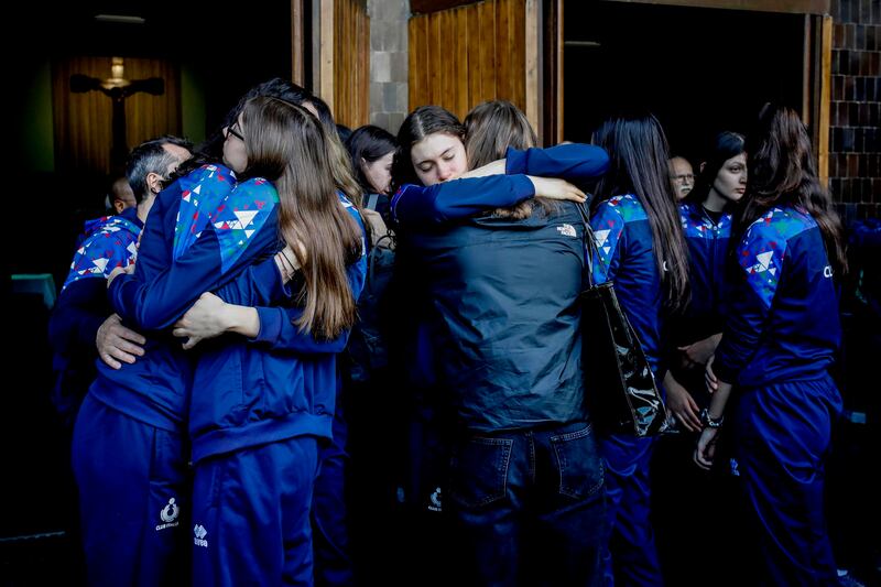 Le lacrime e gli abbracci per l'addio a Julia Ituma 9