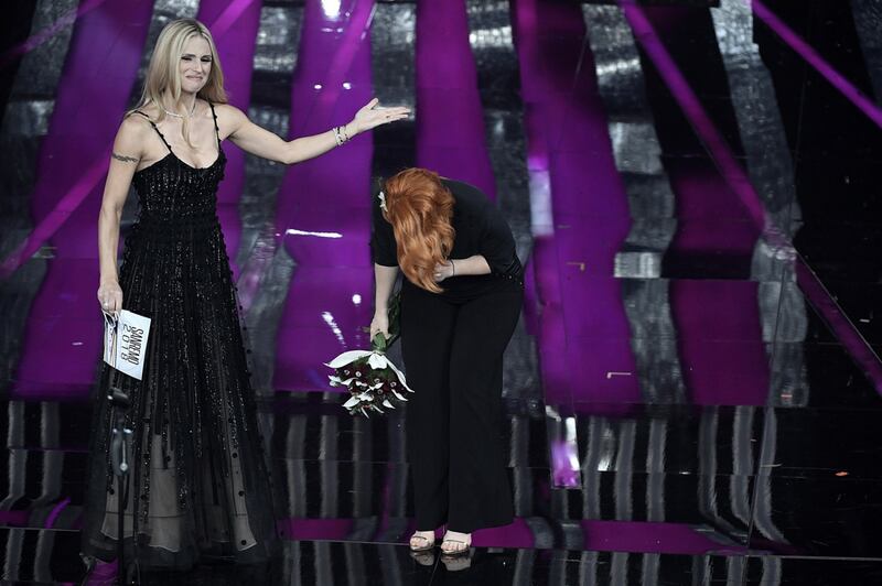 Sanremo 2018, Noemi in abito nero e profonda scollatura 15