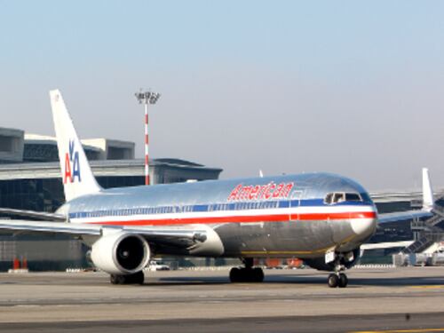 L'hostess lo avvisa: "Ti controllerò". E il passeggero musulmano lascia l'aereo