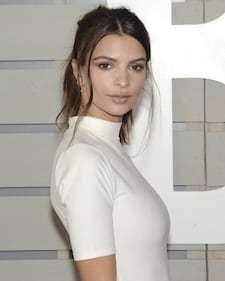 Emily Ratajkowski, il seno sbuca durante il pranzo 28