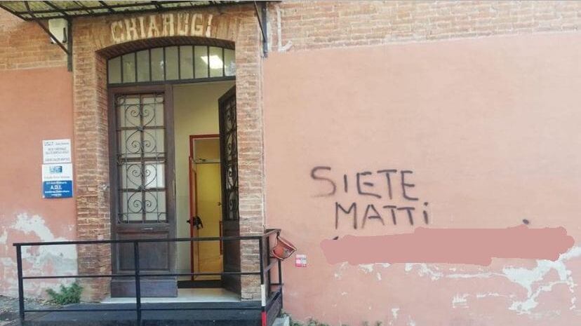 "Siete matti, suicidatevi". Scritta choc sul muro del centro di igiene mentale